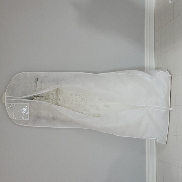 Diamond White Wedding Dress Size 10 Never Worn Excellent Condition - Picture 17 of 17